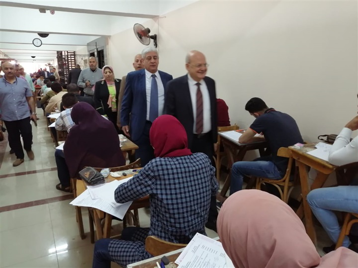 رئيس جامعة الزقازيق يتفقد سير أعمال الإمتحانات بكلية الطب البشري
