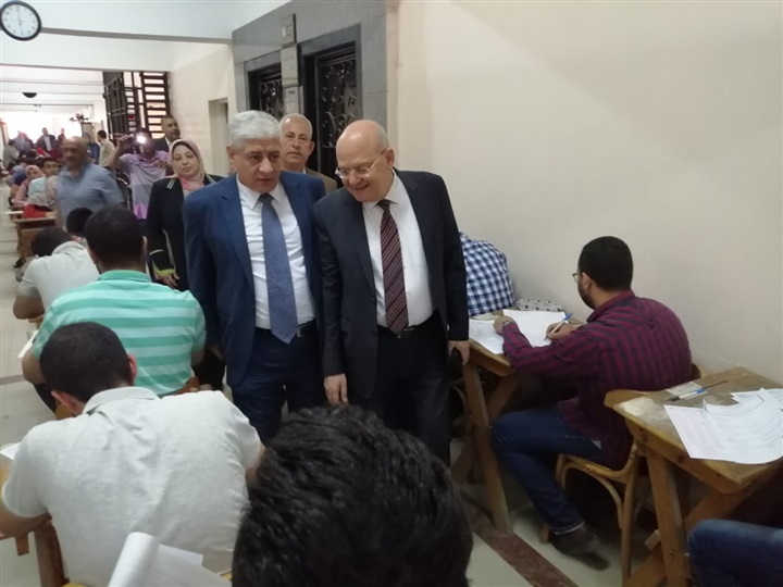 رئيس جامعة الزقازيق يتفقد سير أعمال الإمتحانات بكلية الطب البشري