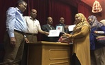 بالصور..وكيل وزارة التعليم بقنا يُكرم الطلاب المتميزين والأخصائي المتميز والمثالي 