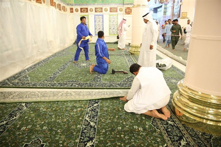 بعد تجديد سجاد باب السلام.. وحدة الطيب تبخير المسجد النبوي يوميًا خلال شهر رمضان