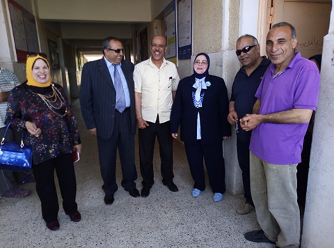 بالصور.. وكيل تعليم كفر الشيخ تستجيب لطلب طالب في لجان الإعدادية بالتقاط صورة تذكارية