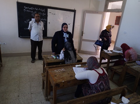 بالصور.. وكيل تعليم كفر الشيخ تستجيب لطلب طالب في لجان الإعدادية بالتقاط صورة تذكارية