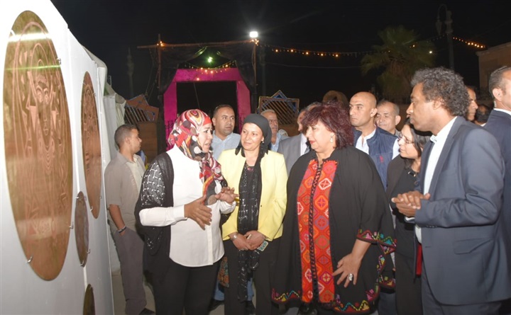 شاهد.. الثقافة خارج الجدران بين جموع المصريين شاهد.. الثقافة خارج الجدران بين جموع المصريين
