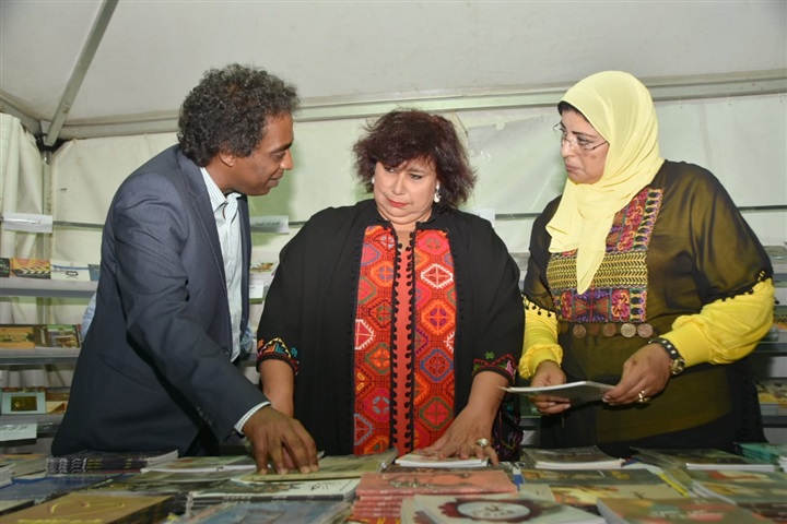 شاهد.. الثقافة خارج الجدران بين جموع المصريين شاهد.. الثقافة خارج الجدران بين جموع المصريين