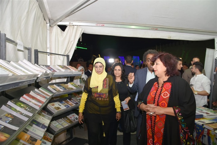 شاهد.. الثقافة خارج الجدران بين جموع المصريين شاهد.. الثقافة خارج الجدران بين جموع المصريين