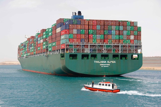 مميش: قناة السويس تسجل رقم قياسي بعبور 66 سفينة بحمولات 4 مليون طن اليوم الأربعاء