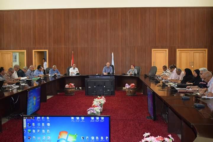 محافظ البحر الأحمر يناقش تطوير العشوائيات وتقنين وضع اليد بمدن المحافظة