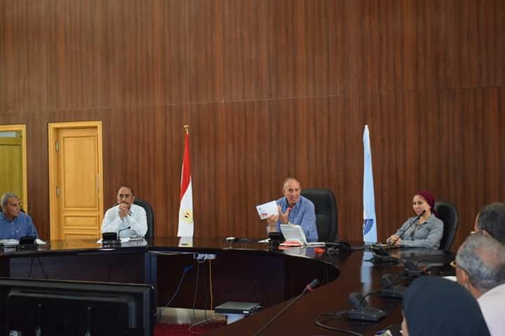محافظ البحر الأحمر يناقش تطوير العشوائيات وتقنين وضع اليد بمدن المحافظة