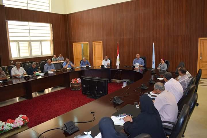محافظ البحر الأحمر يناقش تطوير العشوائيات وتقنين وضع اليد بمدن المحافظة