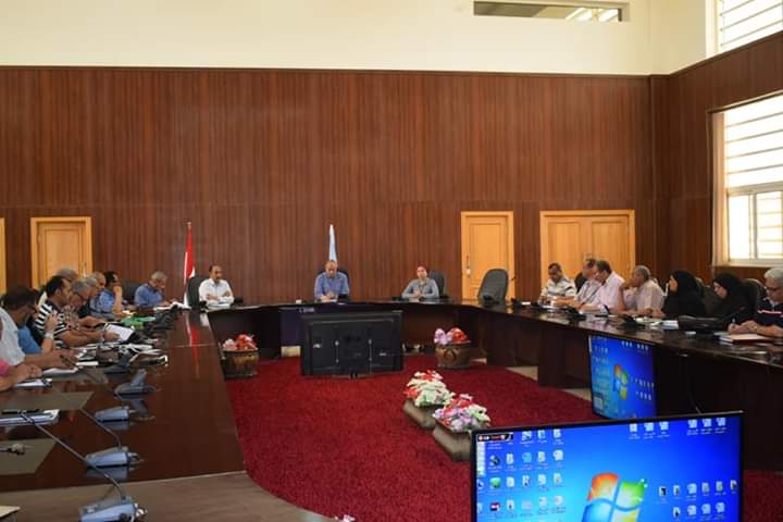محافظ البحر الأحمر يناقش تطوير العشوائيات وتقنين وضع اليد بمدن المحافظة