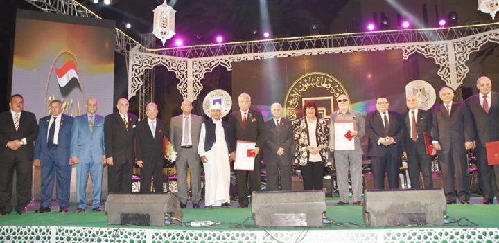 بالصور.. وزير الثقافة ورئيس الإنتاج الثقافى يكرمان الأبنودى وعلى إسماعيل و17 بطلا من القوات المسلحة بالصور.. وزير الثقافة ورئيس الإنتاج الثقافى يكرمان الأبنودى وعلى إسماعيل و17 بطلا من القوات المسلحة