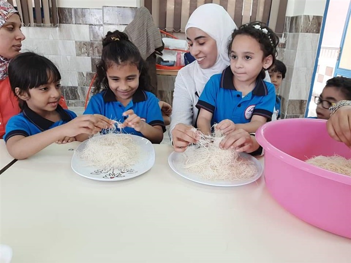 بالصور.. طلاب المدرسة المصرية اليابانية بالسويس ينظمون مبادرة "إفطار صائم"