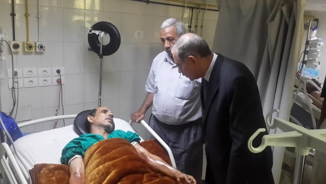للمرة الثانية.. محافظ أسيوط يزور عامل حي شرق المعتدي عليه بالمستشفى 