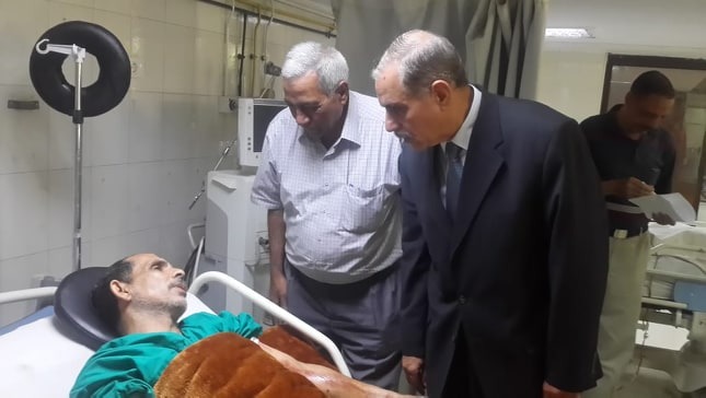 للمرة الثانية.. محافظ أسيوط يزور عامل حي شرق المعتدي عليه بالمستشفى 