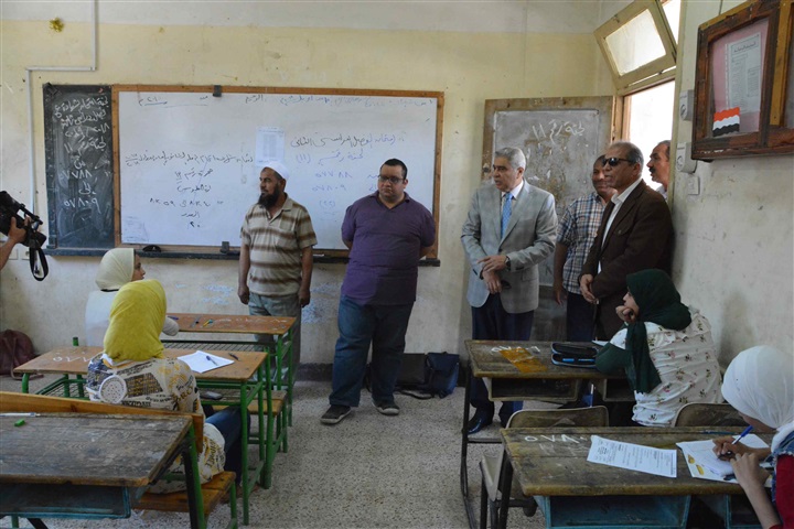 محافظ المنيا يتفقد عدد من لجان امتحانات الشهادة الإعدادية