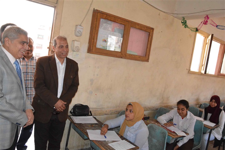 محافظ المنيا يتفقد عدد من لجان امتحانات الشهادة الإعدادية