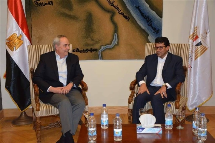 وزير الشباب يصطحب القائم بأعمال السفارة الامريكية في جولة بمركز شباب الجزيرة