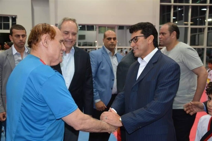 وزير الشباب يصطحب القائم بأعمال السفارة الامريكية في جولة بمركز شباب الجزيرة