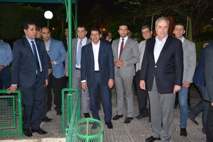 وزير الشباب يصطحب القائم بأعمال السفارة الامريكية في جولة بمركز شباب الجزيرة