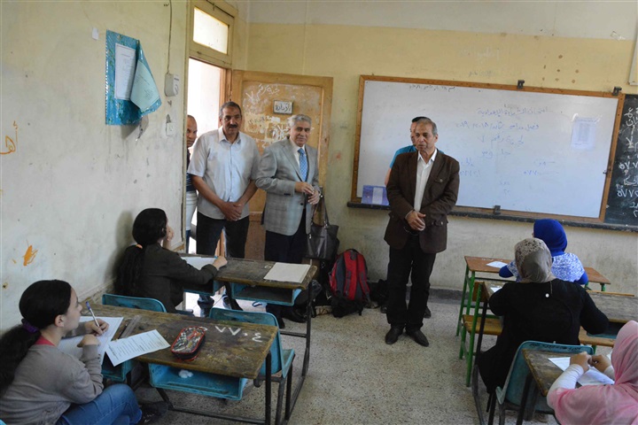 محافظ المنيا يتفقد عدد من لجان امتحانات الشهادة الإعدادية