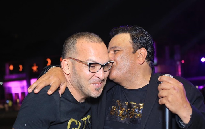 بالصور.. محمد فؤاد يشعل خيمة "ليالي الميرلاند" بحضور كامل العدد بالصور.. محمد فؤاد يشعل خيمة "ليالي الميرلاند" بحضور كامل العدد