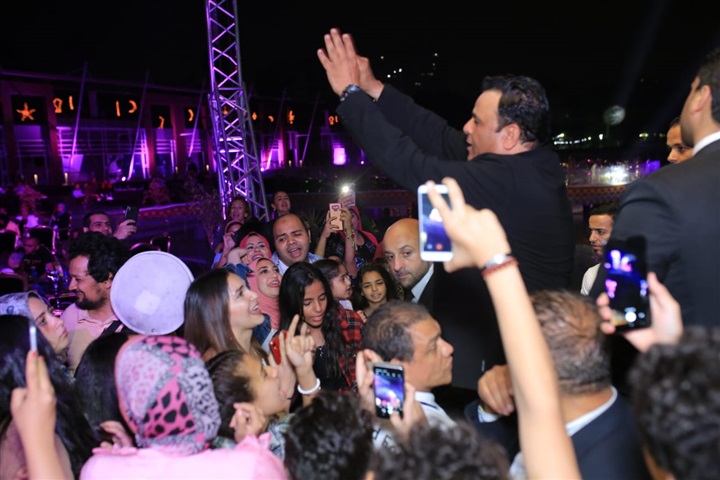 بالصور.. محمد فؤاد يشعل خيمة "ليالي الميرلاند" بحضور كامل العدد بالصور.. محمد فؤاد يشعل خيمة "ليالي الميرلاند" بحضور كامل العدد