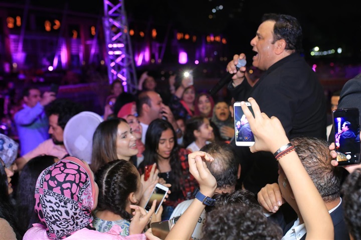 بالصور.. محمد فؤاد يشعل خيمة "ليالي الميرلاند" بحضور كامل العدد بالصور.. محمد فؤاد يشعل خيمة "ليالي الميرلاند" بحضور كامل العدد