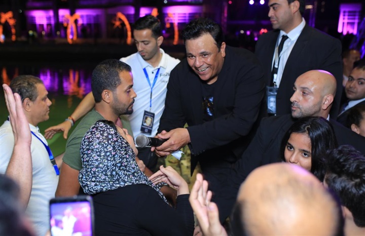 بالصور.. محمد فؤاد يشعل خيمة "ليالي الميرلاند" بحضور كامل العدد بالصور.. محمد فؤاد يشعل خيمة "ليالي الميرلاند" بحضور كامل العدد