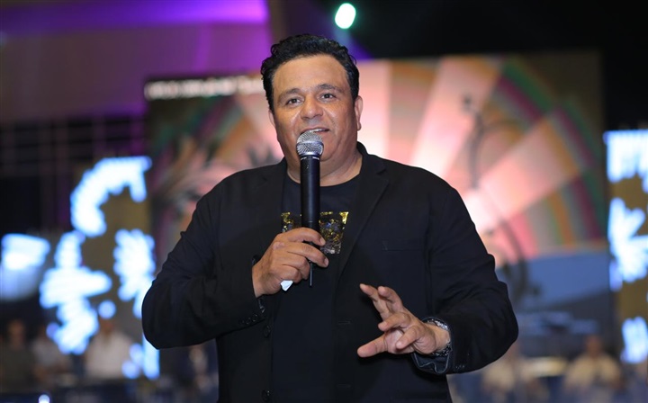 بالصور.. محمد فؤاد يشعل خيمة "ليالي الميرلاند" بحضور كامل العدد بالصور.. محمد فؤاد يشعل خيمة "ليالي الميرلاند" بحضور كامل العدد