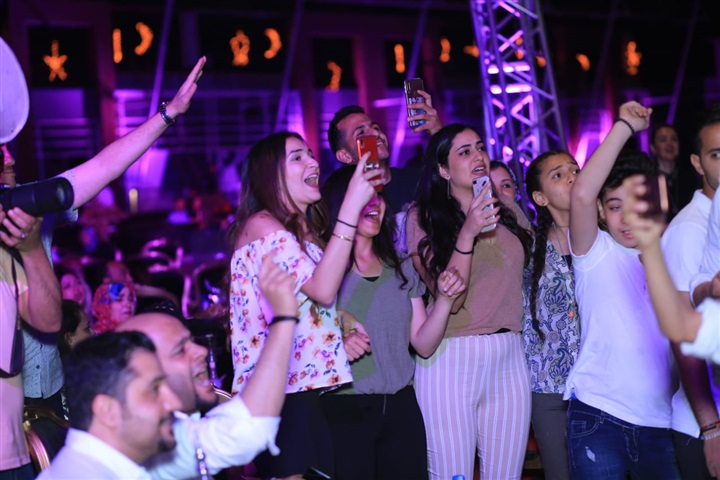 بالصور.. محمد فؤاد يشعل خيمة "ليالي الميرلاند" بحضور كامل العدد بالصور.. محمد فؤاد يشعل خيمة "ليالي الميرلاند" بحضور كامل العدد