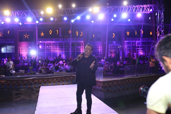 بالصور.. محمد فؤاد يشعل خيمة "ليالي الميرلاند" بحضور كامل العدد بالصور.. محمد فؤاد يشعل خيمة "ليالي الميرلاند" بحضور كامل العدد