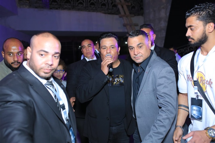 بالصور.. محمد فؤاد يشعل خيمة "ليالي الميرلاند" بحضور كامل العدد بالصور.. محمد فؤاد يشعل خيمة "ليالي الميرلاند" بحضور كامل العدد