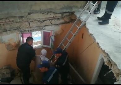 إنقاذ سيدة مسنة عقب إنهيار جزء من العقار سكنها بالإسكندرية