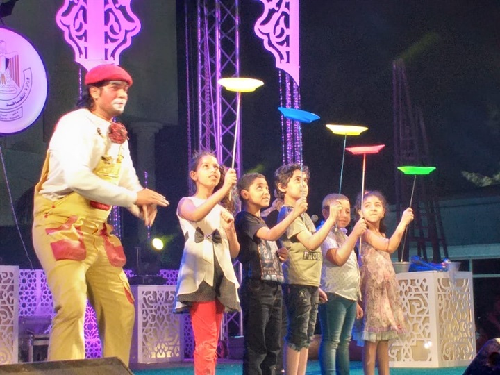 "شمس الهداية" تبهر جمهور مسرح الساحة ضمن برنامج "هل هلالك"