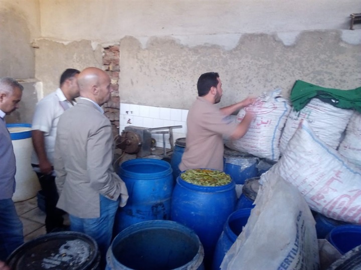 ضبط مصنع مخللات به خطر داهم علي الصحة العامة بالشرقية 