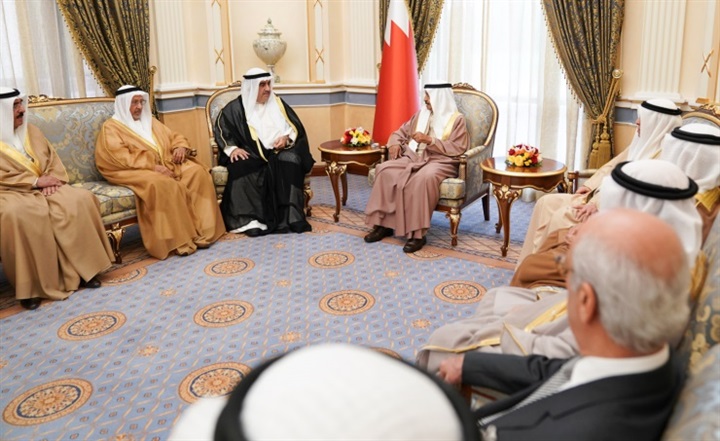 رئيس الوزراء البحريني يستقبل عدد من افراد العائلة المالكة  ورئيس تحرير جريدة الخليج الكويتية