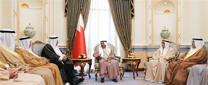 رئيس الوزراء البحريني يستقبل عدد من افراد العائلة المالكة  ورئيس تحرير جريدة الخليج الكويتية