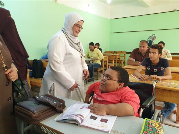 بالصور.. وكيل تعليم كفر الشيخ تزور لجان أولي ثانوي: إجراء الامتحان إلكترونيًا في 59 مدرسة