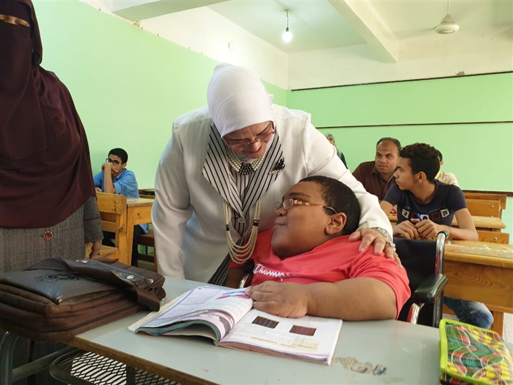 بالصور.. وكيل تعليم كفر الشيخ تزور لجان أولي ثانوي: إجراء الامتحان إلكترونيًا في 59 مدرسة
