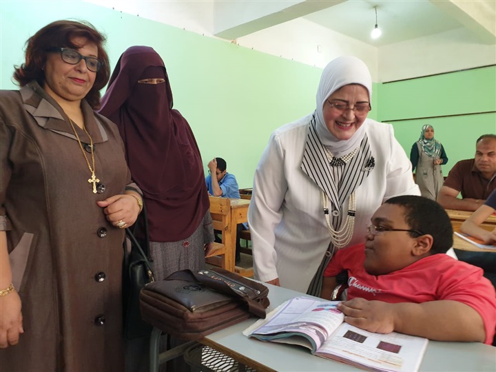بالصور.. وكيل تعليم كفر الشيخ تزور لجان أولي ثانوي: إجراء الامتحان إلكترونيًا في 59 مدرسة