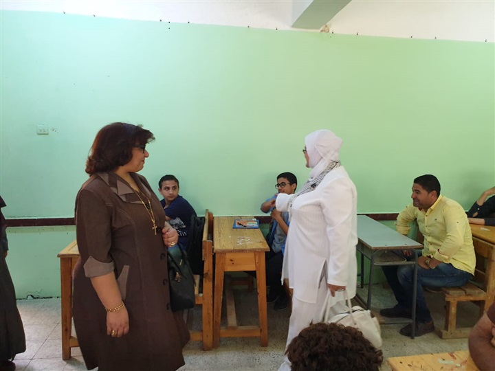 بالصور.. وكيل تعليم كفر الشيخ تزور لجان أولي ثانوي: إجراء الامتحان إلكترونيًا في 59 مدرسة
