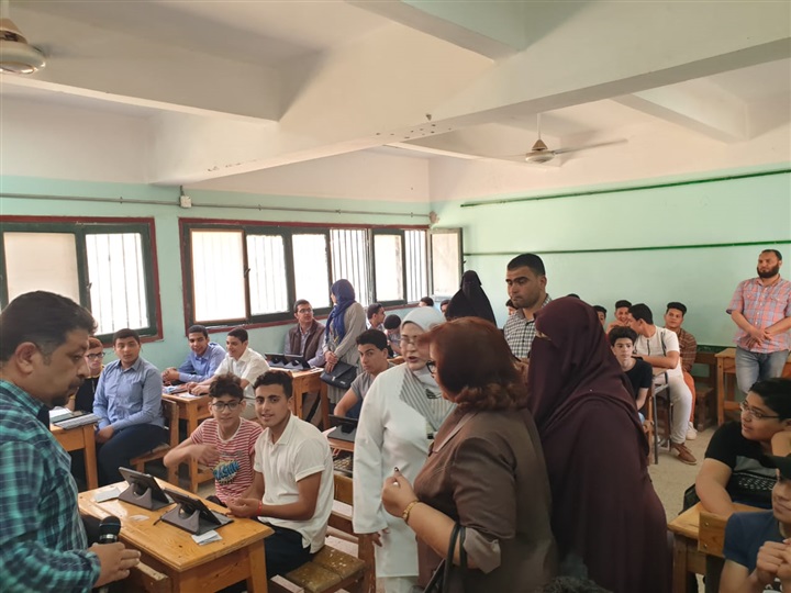 بالصور.. وكيل تعليم كفر الشيخ تزور لجان أولي ثانوي: إجراء الامتحان إلكترونيًا في 59 مدرسة