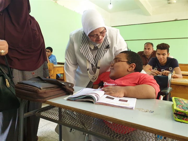بالصور.. وكيل تعليم كفر الشيخ تزور لجان أولي ثانوي: إجراء الامتحان إلكترونيًا في 59 مدرسة