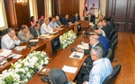 محافظ الإسكندرية يجتمع بمسئولي شركة الصرف الصحي  