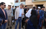 جولة مفاجئة لمحافظ سوهاج على قرية 