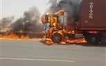 بالصور.. اشتعال النيران في سيارة نقل بسبب ارتفاع درجات الحرارة 