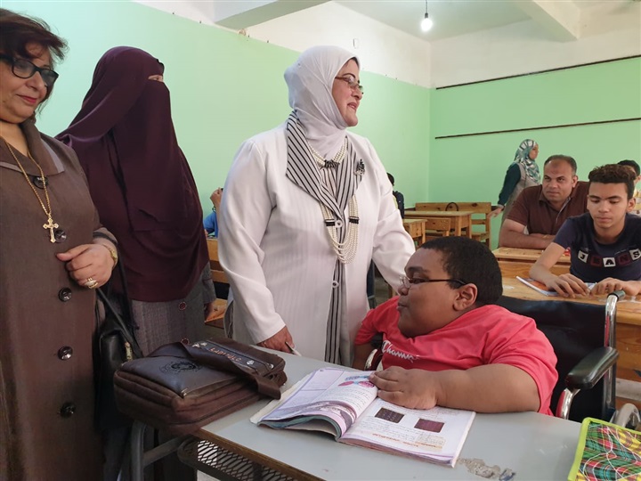 بالصور.. وكيل تعليم كفر الشيخ تزور لجان أولي ثانوي: إجراء الامتحان إلكترونيًا في 59 مدرسة