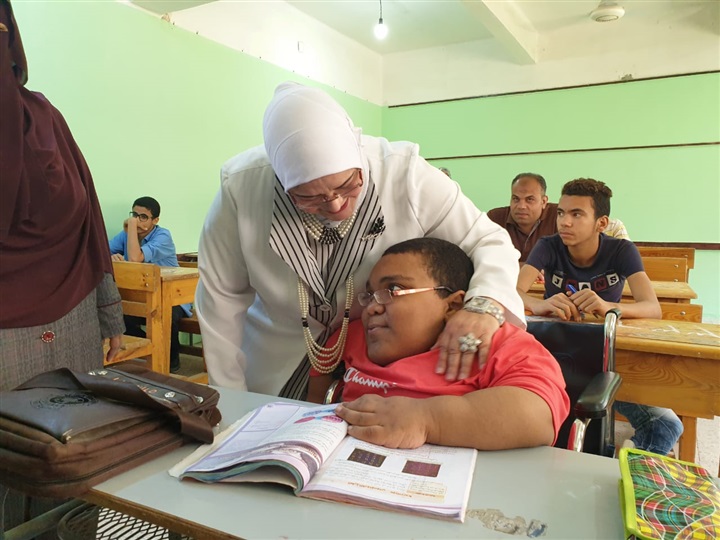 بالصور.. وكيل تعليم كفر الشيخ تزور لجان أولي ثانوي: إجراء الامتحان إلكترونيًا في 59 مدرسة