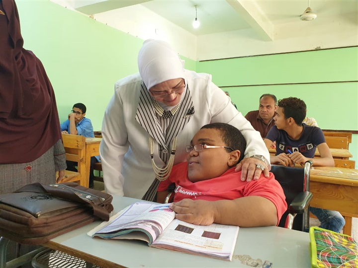 بالصور.. وكيل تعليم كفر الشيخ تزور لجان أولي ثانوي: إجراء الامتحان إلكترونيًا في 59 مدرسة