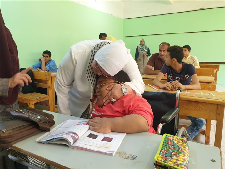بالصور.. وكيل تعليم كفر الشيخ تزور لجان أولي ثانوي: إجراء الامتحان إلكترونيًا في 59 مدرسة